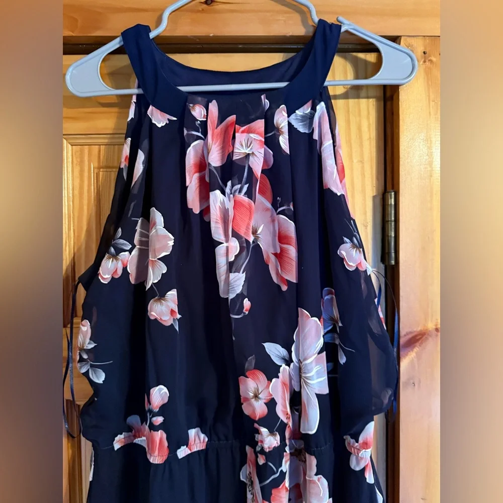 Size 18- women’s floor length dress. Worn once - Picture 3 of 6